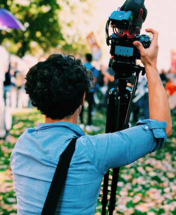 susținerea financiară a unei serii de investigații, reportaje  și analize în diverse publicații;